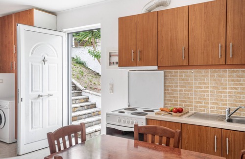 Geni House | Holiday Home 'Villa 2' with Sea View, Wi-Fi and Air Conditioning