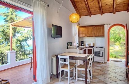 Kavallos House | Holiday Home 'Villa Meltemi' with Sea View, Wi-Fi, and Air Conditioning