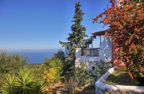 Kavallos House | Holiday Home 'Villa Meltemi' with Sea View, Wi-Fi, and Air Conditioning