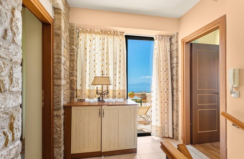 Lefktron House | Holiday Home 'Villa Oneiro' with Sea View, Wi-Fi and Air Conditioning