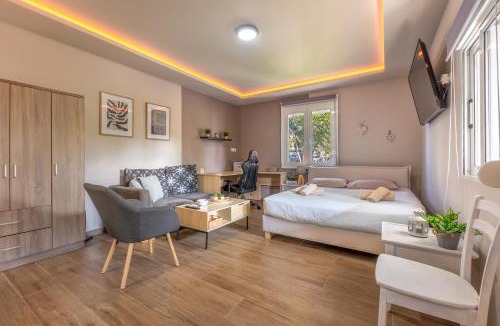 Lambi House | Hot Tub - 5 min to Beaches - Private Garden - Netflix