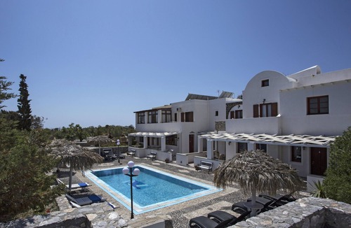 Perissa Apartment | House for 5 included car, breakf (Heated Pool)