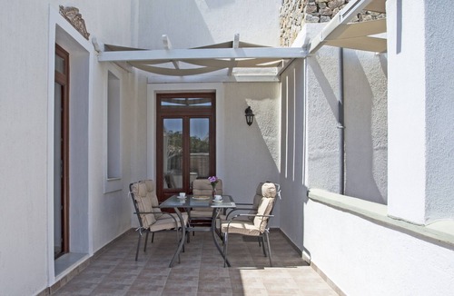 Perissa Apartment | House for 5 included car, breakf (Heated Pool)