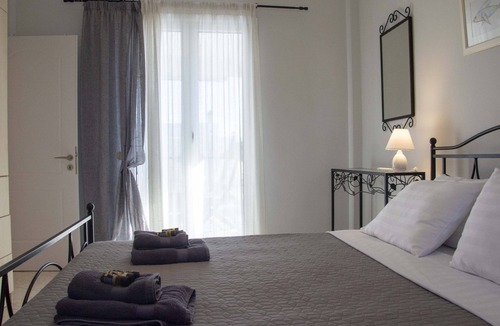 Perdhika Apartment | Idyllic 2 bedroom apartment on the water's edge