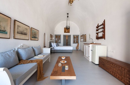 Kamari Apartment | Ikia Kriton - Cave apartment with jacuzzi