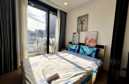 Rama 9 Apartment | Infinity Pool Condo w/Workspace, Gym & Walk to MRT