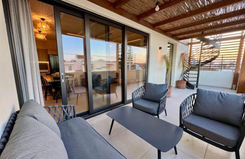 Adelianos Kampos Apartment | Isla Luxury Apartments - Private Rooftop with Hot tub - 100m from Beach