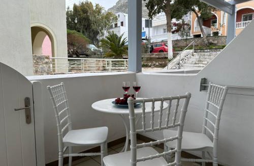 Kamari Apartment | Karma