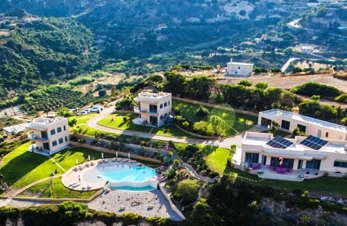 Kefalos Apartment | Kefalos : superb apartment in a private residence with a landscaped swimming pool offering a spectacular view of the Kefalos bay.