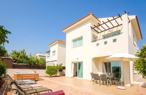 Paralimni Villa | Kiki Villa-3 bedroom villa with Jacuzzi