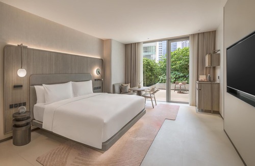 Bangkok Central Business District Hotel | KROMO Bangkok, Curio Collection by Hilton