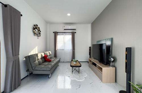 Nikhom Phatthana Villa | Kuekul Pool Villa