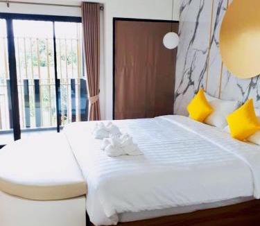 Pak Nam Bed & Breakfast | La La Moon Krabi Poshtel'n' Pool
