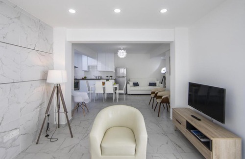 Larnaca City Centre Apartment | Larnaca Finikoudes Suite