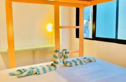 Chana Songkhram Hotel | Lazy Sunday Khaosan Hotel