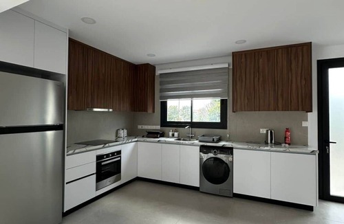 Anarvagos House | Lemonia Modern Maisonette | Fresh 3-BR Family