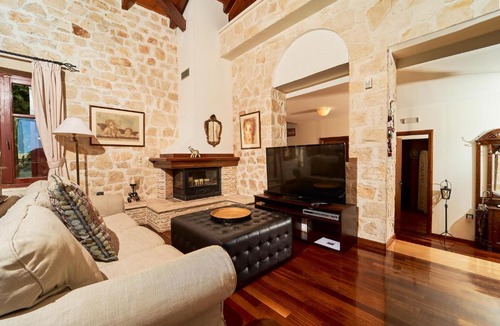 Akrotiri Villa | Lila's Luxury Villa