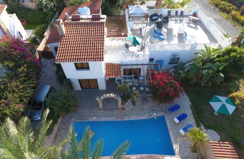 Pegeia Villa | Lovely 7 bedroom villa