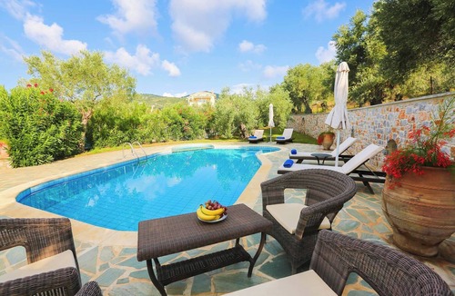 Skiathos Villa | Luxurious and family friendly villa with large private pool 5 mins from Skiathos