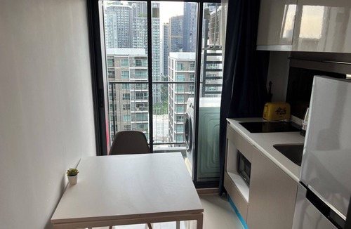 Rama 9 Apartment | Luxury 1-bedroom w/Wifi, Standing Desk & Infinity Pool, 100m from MRT & Shopping