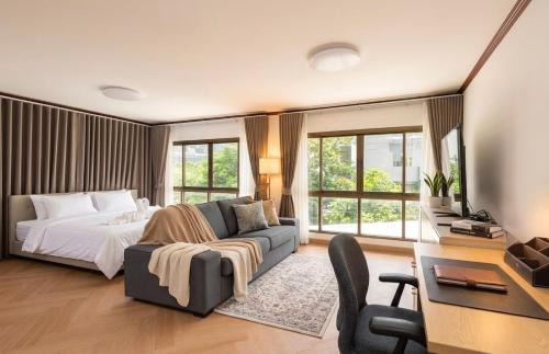 Khlong Tan Apartment | Luxury 3BR 230sqm 5 min to BTS Sukhumvit 26