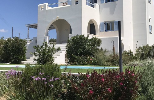 Naxos Villa | Luxury Independent self catered villa with swimming pool for 10 guests