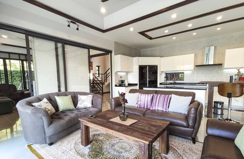 Chiang Mai Villa | Luxury Lakefront Villa near the City in Green Community