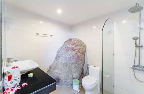Bang Kung Villa | Luxury Retreat Awaits Exquisite Villa for Rent with Breathtaking Views.