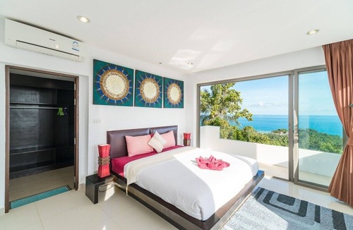Bang Kung Villa | Luxury Retreat Awaits Exquisite Villa for Rent with Breathtaking Views.