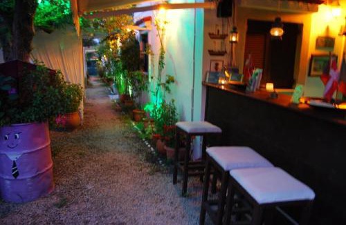 Killini House | LUXURY TRADITIONAL ROOM The Small Bookstore