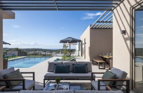 Houdetsi Villa | Lynx Villa - Sculpted in Light & Nature by etouri