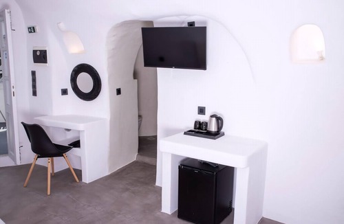 Oia Villa | Magical Santorini Villa | 1 Bedroom | Cave Suite | Beautiful Sea Views