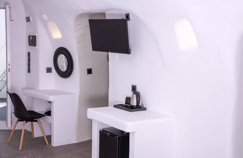 Oia Villa | Magical Santorini Villa | 1 Bedroom | Cave Suite | Beautiful Sea Views