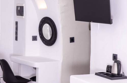 Oia Villa | Magical Santorini Villa | 1 Bedroom | Cave Suite | Beautiful Sea Views