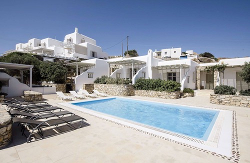 Ornos House | Marvi house with shared pool - My Rental Homes