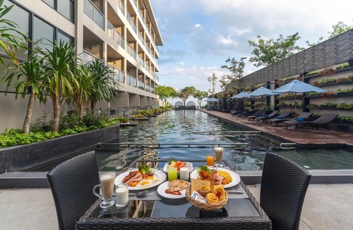 North Pattaya Hotel | Mayaana Beach Resort Pattaya - Formerly Golden Tulip Pattaya Beach Resort
