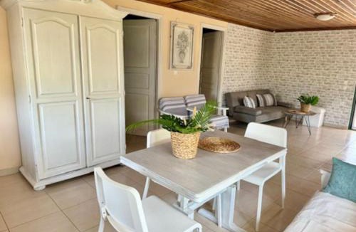 Alexandroupoli House | Menƴ's Azure Escape