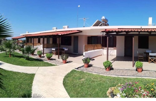 Pineios Apartment | 'Merovili Apartment 3' close to the Sea with Garden & Wi-Fi