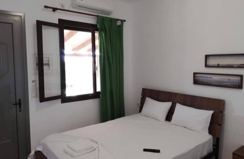 Pineios Apartment | 'Merovili Apartment 2' close to the Sea with Garden & Wi-Fi