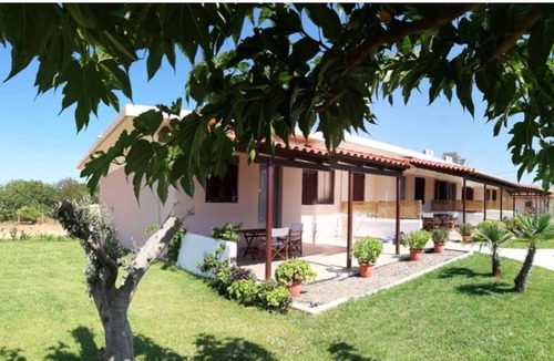 Pineios Apartment | 'Merovili Apartment 1' close to the Sea with Garden & Wi-Fi