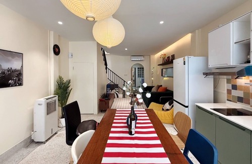 Chom Phon House | Mid-Century Modern Townhouse near jatujak park 7 3 bed 2 bathn with bathtub.