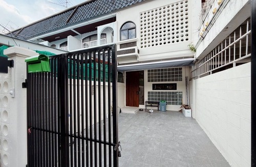 Chom Phon House | Mid-Century Modern Townhouse near jatujak park 7 3 bed 2 bathn with bathtub.