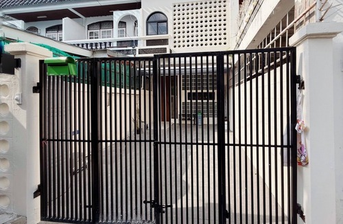 Chom Phon House | Mid-Century Modern Townhouse near jatujak park 7 3 bed 2 bathn with bathtub.