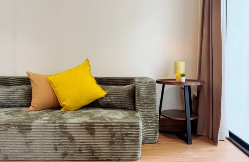 Chom Phon House | Mid-Century Modern Townhouse near jatujak park 7 3 bed 2 bathn with bathtub.