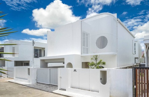San Sai Villa | Minimal Luxury 4 Bedroom Home - Walk to Shopping and Supermarket.