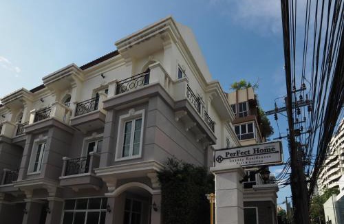 Bangkok Central Business District Villa | MIQ 808 Designer Townhouse Asok BTS - Entire 3 Bedroom with Pool - Sleeps 16 Guests