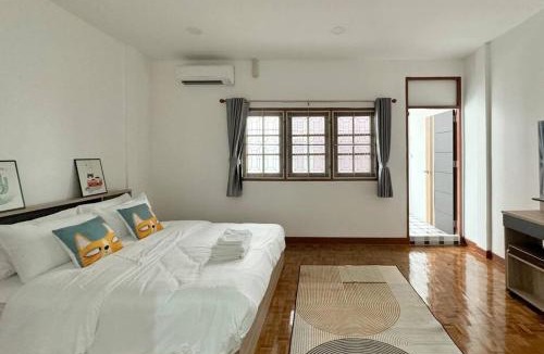 Ratchadaphisek Villa | MIQ HK611 Huai Khwang 4BR Jodd fair