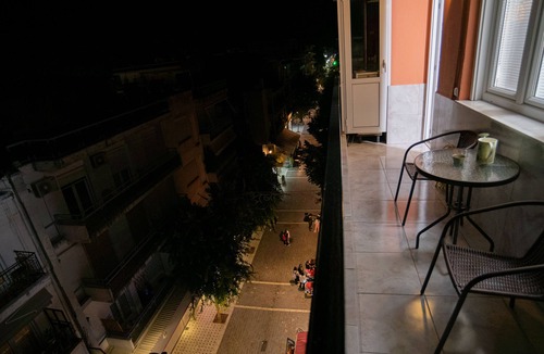 Edessa Apartment | Modern apartment overlooking downtown