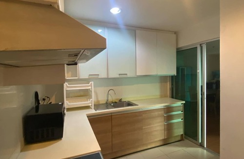 Huai Khwang Condo | "Modern Condo Overlooking Pool – Perfect for Relaxation"