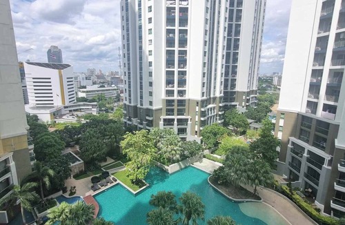 Huai Khwang Condo | "Modern Condo Overlooking Pool – Perfect for Relaxation"